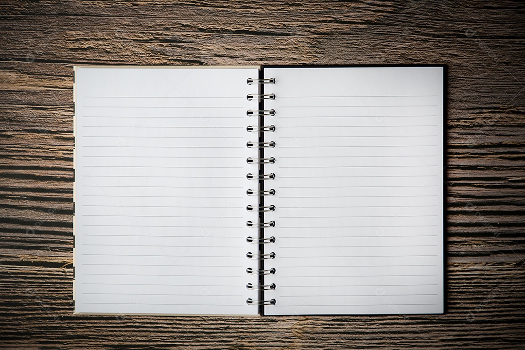 Caderno branco e acessórios e material de escritório na mesa de madeira com objetos estacionários