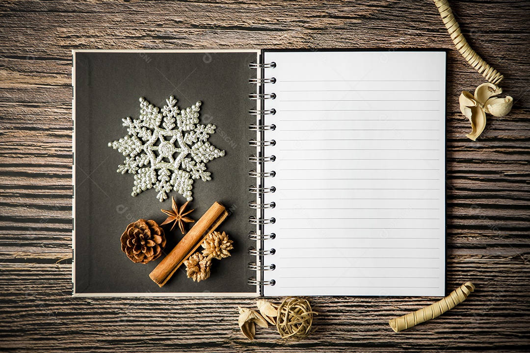 Cartão de moldura de Natal de férias e notas de livro aberto em branco vintage na mesa escura