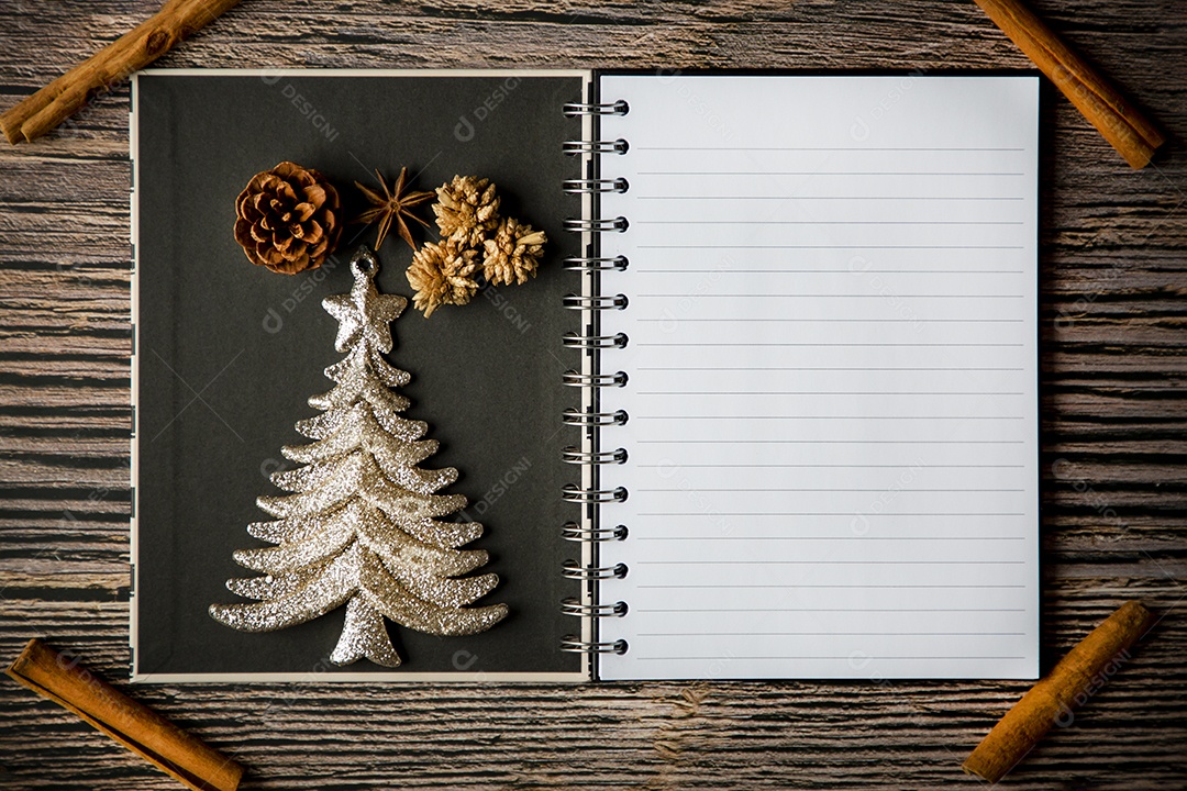 Cartão de moldura de Natal de férias e notas de livro aberto em branco vintage na mesa escura