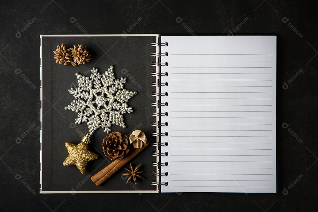 Cartão de moldura de Natal de férias e notas de livro aberto em branco vintage na mesa escura