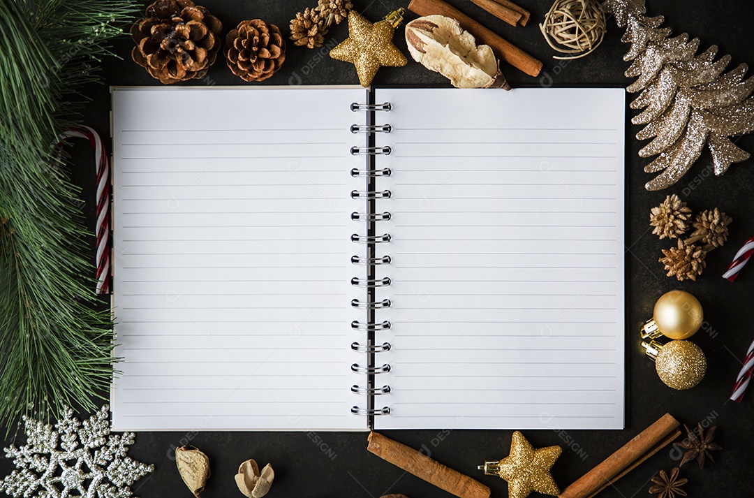 Cartão de moldura de Natal de férias e notas de livro aberto em branco vintage na mesa escura