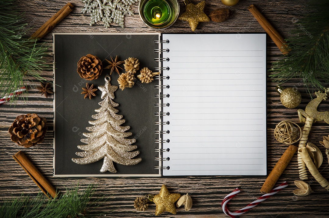 Cartão de moldura de Natal de férias e notas de livro aberto em branco vintage na mesa escura