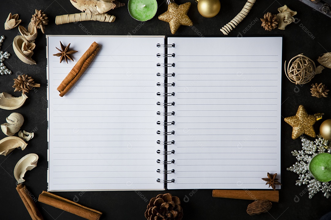 Cartão de moldura de Natal de férias e notas de livro aberto em branco vintage na mesa escura