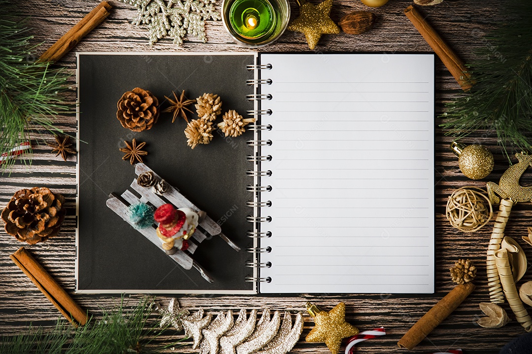 Cartão de moldura de Natal de férias e notas de livro aberto em branco vintage na mesa escura