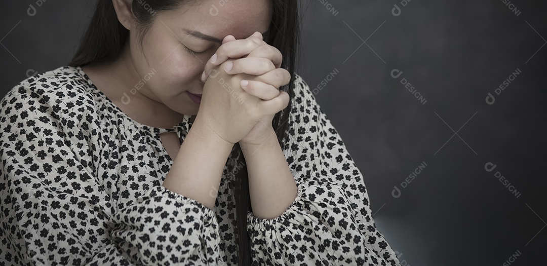 Rosto asiático mulher orando e adorando a Deus usando as mãos para orar em crenças religiosas e adoração cristã na igreja ou em locais gerais em fundo branco e preto