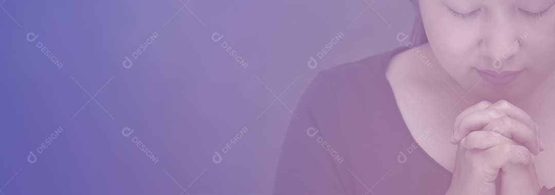 Rosto asiático mulher orando e adorando a Deus usando as mãos para orar em crenças religiosas e adoração cristã na igreja ou em locais gerais em fundo vintage isolado