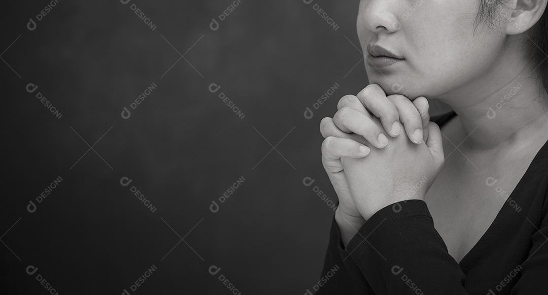 Orando e adorando a Deus usando as mãos para orar com o livro em crenças religiosas e adoração cristã na igreja ou em locais gerais em fundo branco e preto