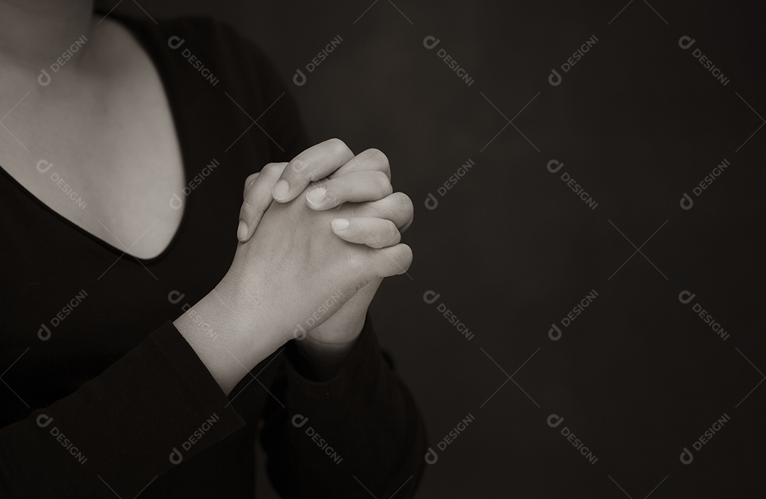 Orando e adorando a Deus usando as mãos para orar com o livro em crenças religiosas e adoração cristã na igreja ou em locais gerais em fundo branco e preto