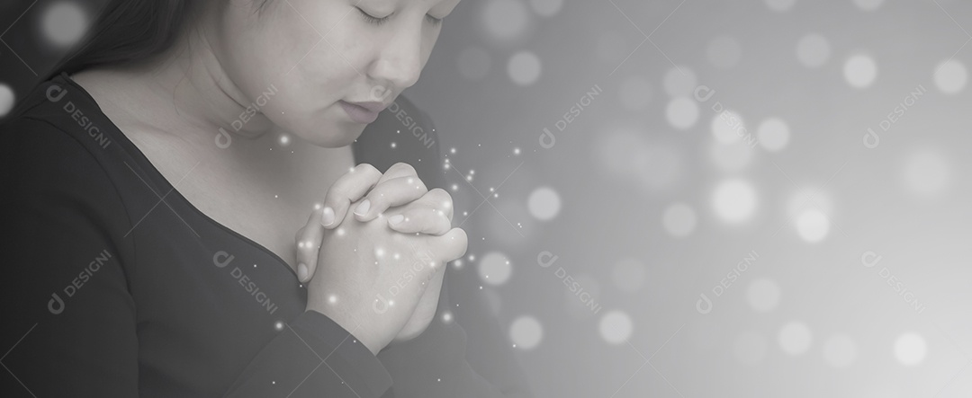 Rosto asiático mulher orando e adorando a Deus usando as mãos para orar em crenças religiosas e adoração cristã na igreja ou em locais gerais em fundo branco e preto