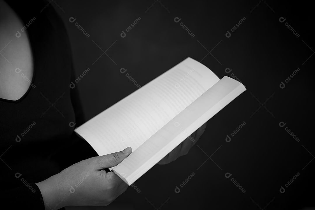 Orando e adorando a Deus usando as mãos para orar com o livro em crenças religiosas e adoração cristã na igreja ou em locais gerais em fundo branco e preto