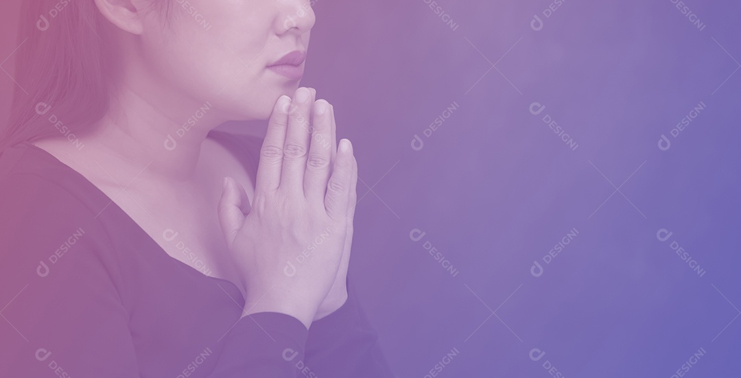 Rosto asiático mulher orando e adorando a Deus usando as mãos para orar em crenças religiosas e adoração cristã na igreja ou em locais gerais em fundo vintage isolado