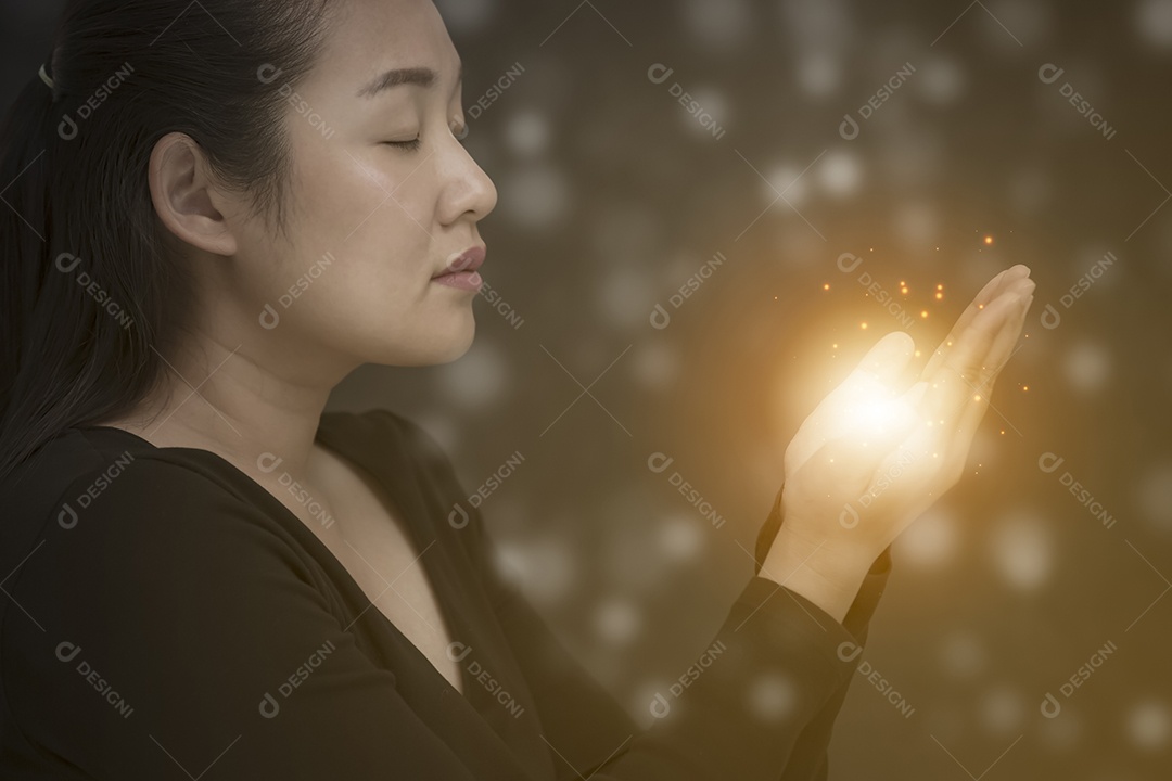 Rosto asiático mulher orando e adorando a Deus usando as mãos para orar em crenças religiosas e adoração cristã na igreja ou em locais gerais em fundo branco e preto