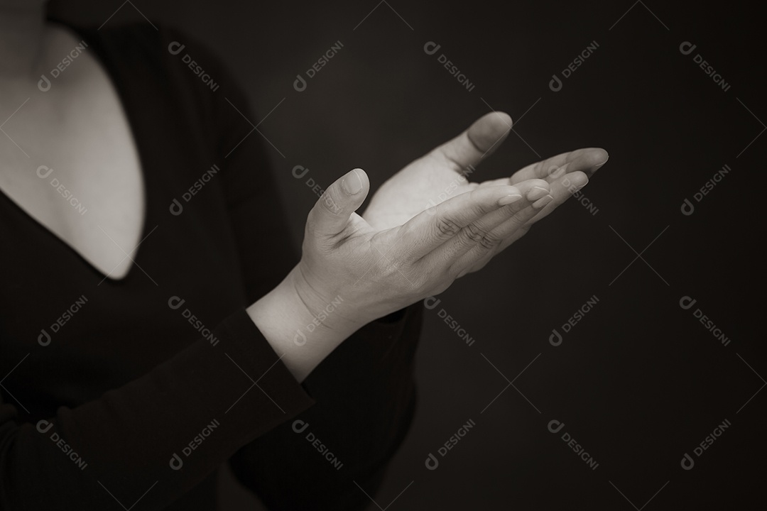 Orando e adorando a Deus usando as mãos para orar com o livro em crenças religiosas e adoração cristã na igreja ou em locais gerais em fundo branco e preto