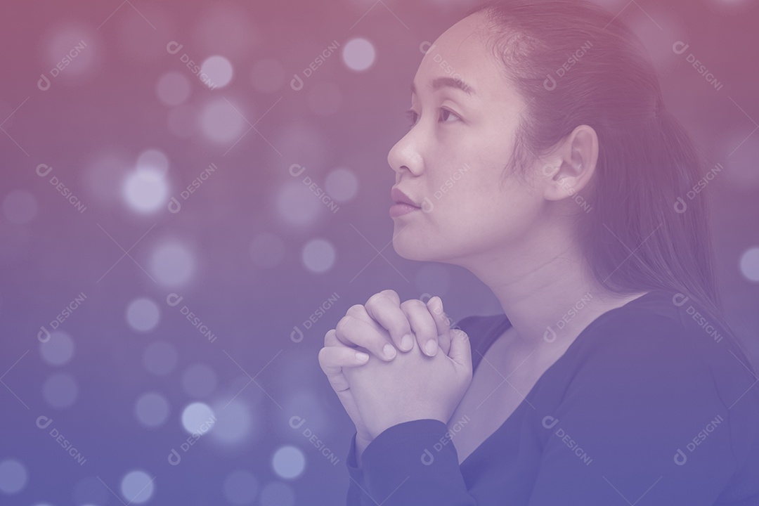Rosto asiático mulher orando e adorando a Deus usando as mãos para orar em crenças religiosas e adoração cristã na igreja ou em locais gerais em fundo vintage isolado