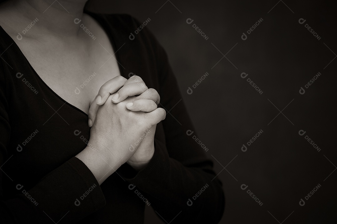 Orando e adorando a Deus usando as mãos para orar com o livro em crenças religiosas e adoração cristã na igreja ou em locais gerais em fundo branco e preto