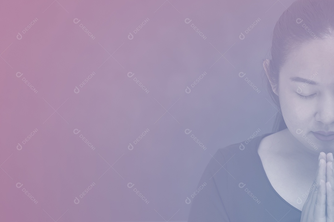 Rosto asiático mulher orando e adorando a Deus usando as mãos para orar em crenças religiosas e adoração cristã na igreja ou em locais gerais em fundo vintage isolado