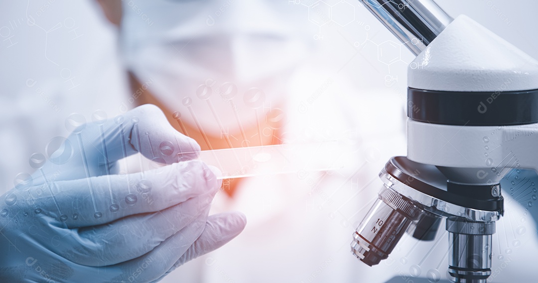 Cientista de pesquisa bioquímica trabalhando com microscópio para coronavírus