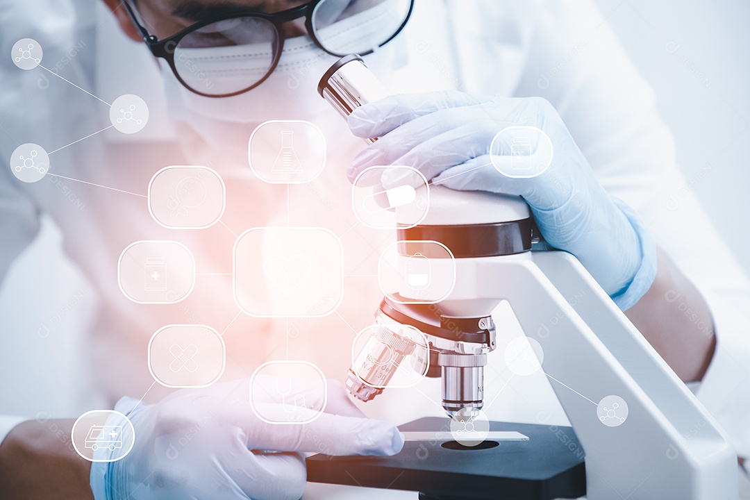 Cientista de pesquisa bioquímica trabalhando com microscópio para coronavírus