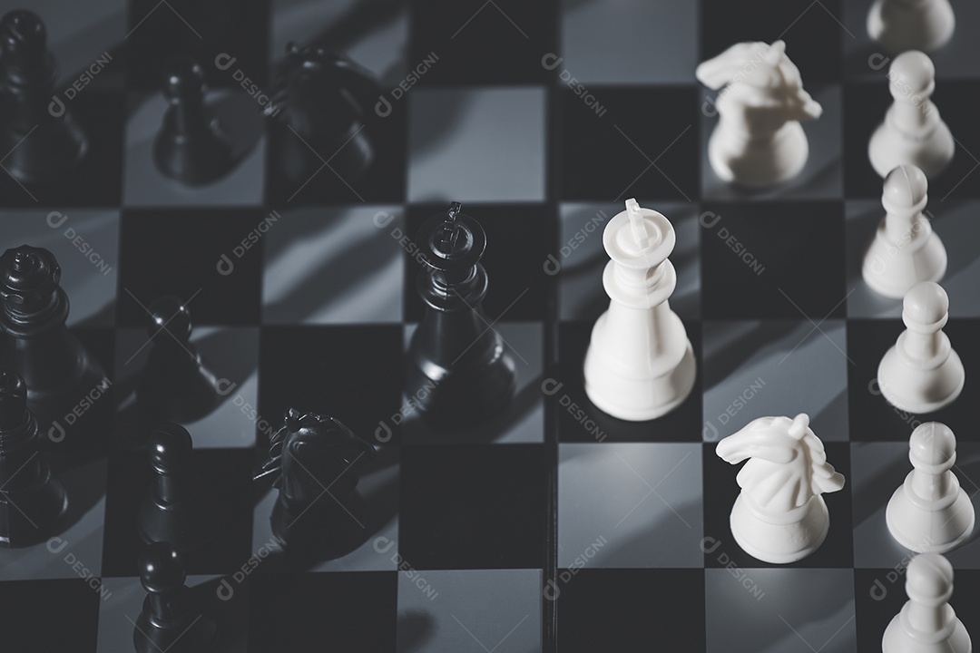 Conceito de ideias competitivas de estratégia empresarial com jogo de tabuleiro de xadrez