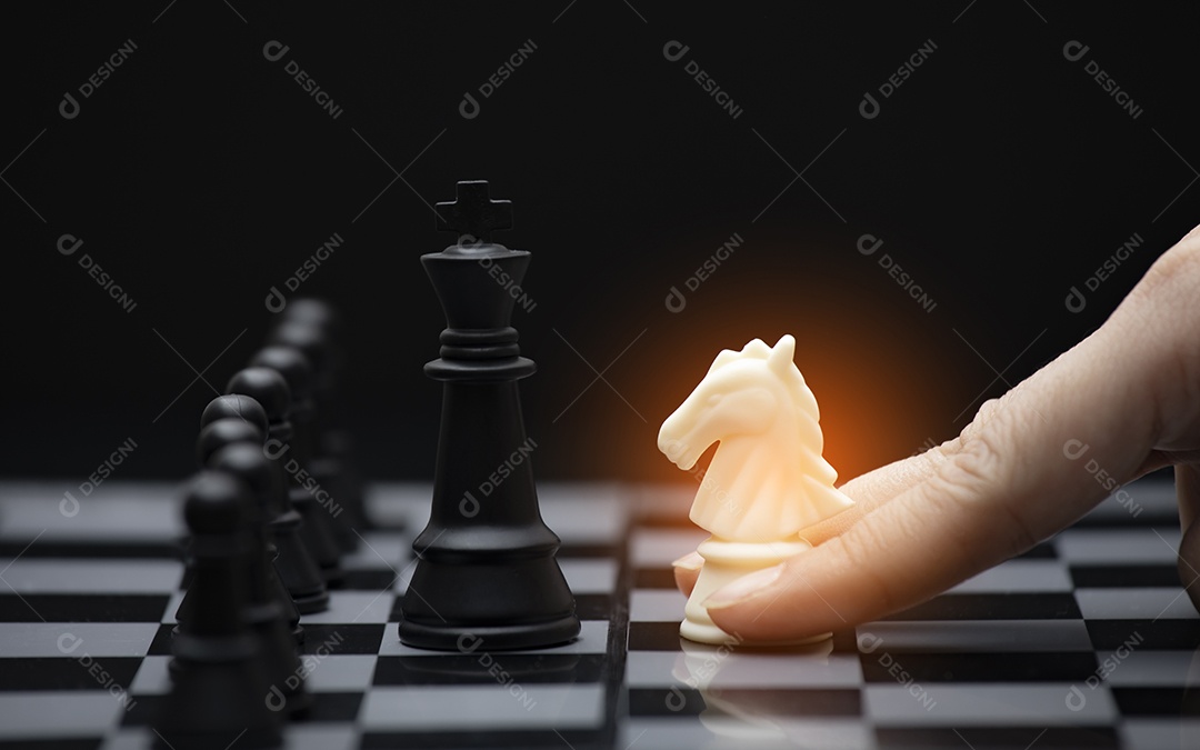 Conceito de ideias competitivas de estratégia empresarial com jogo de tabuleiro de xadrez