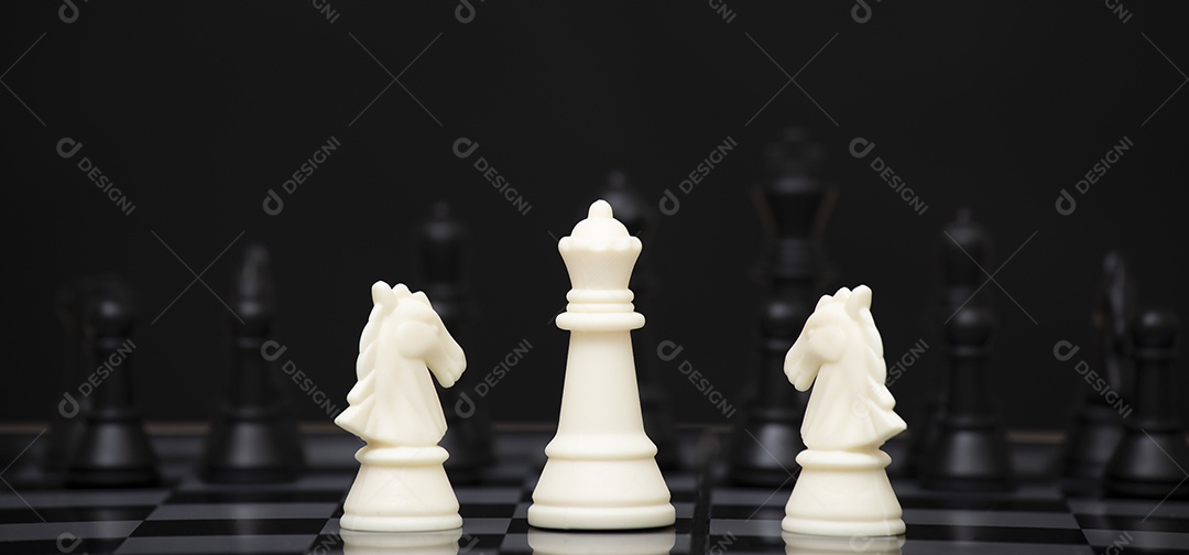 Conceito de ideias competitivas de estratégia empresarial com jogo de tabuleiro de xadrez