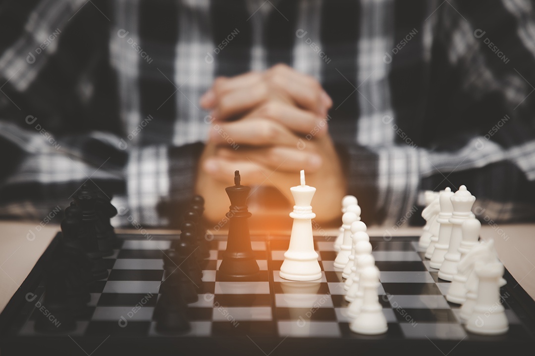 Conceito de ideias competitivas de estratégia empresarial com jogo de tabuleiro de xadrez