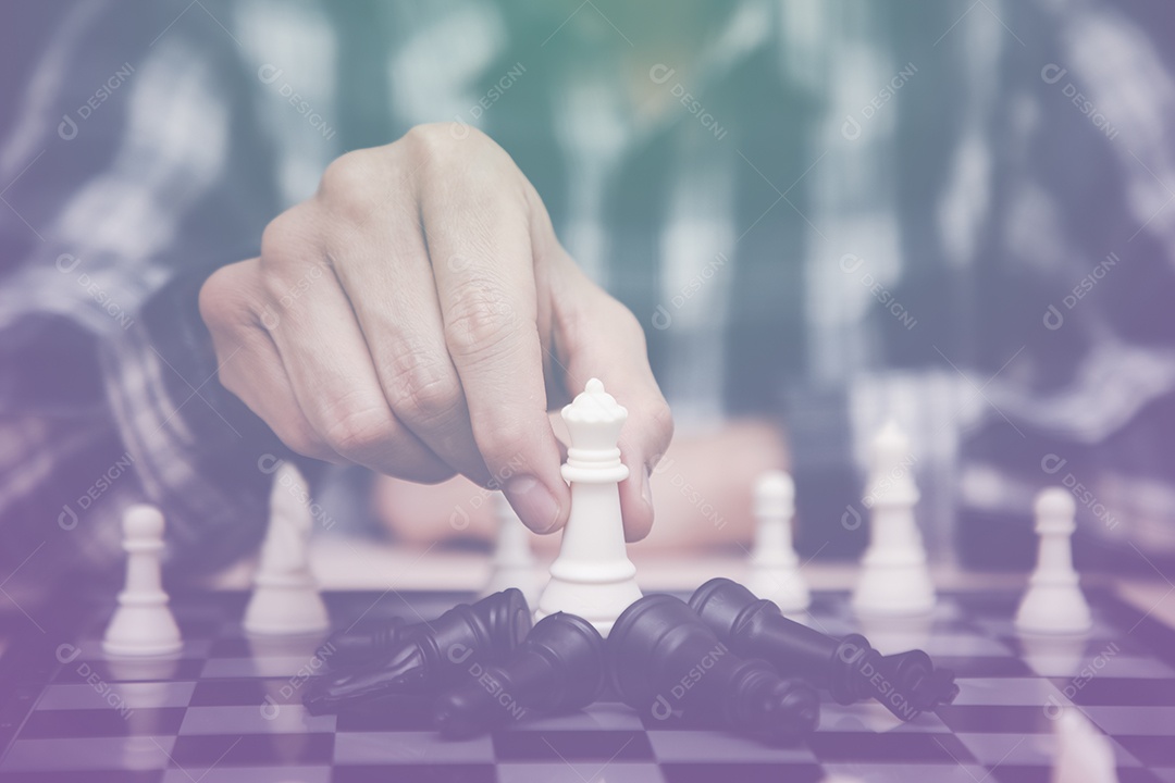 Conceito de ideias competitivas de estratégia empresarial com jogo de tabuleiro de xadrez