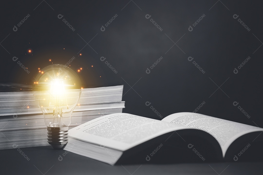 Lâmpada e estilo de livro vintage fundo escuro vintage