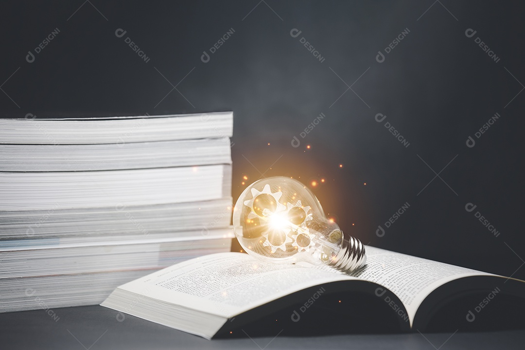 Lâmpada e estilo de livro vintage fundo escuro vintage