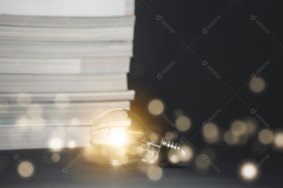 Lâmpada e livro vintage aberto estilo vintage em fundo escuro isolado