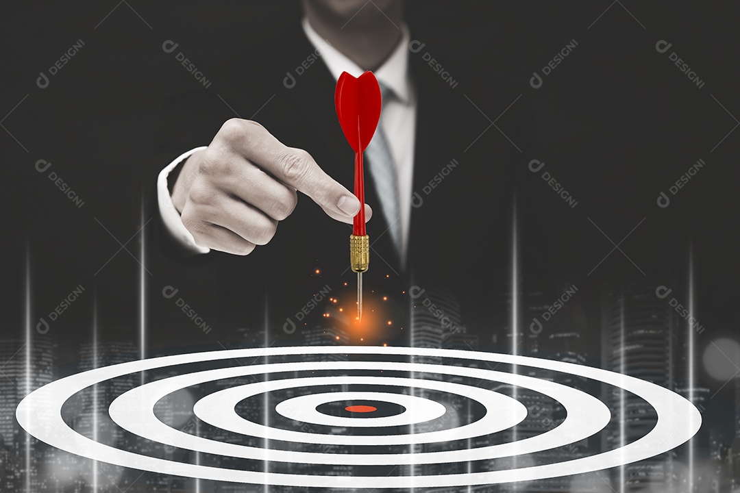 Visando o conceito de negócio empresário atirando dardo de flecha vermelha para alvo virtual
