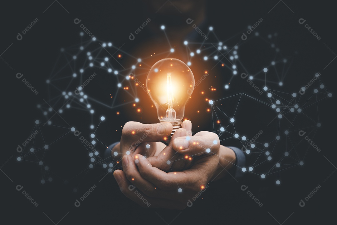 Empresário segura a lâmpada no gráfico Ícone de tela de mídia tecnologia processo sistema conceito de negócio IA