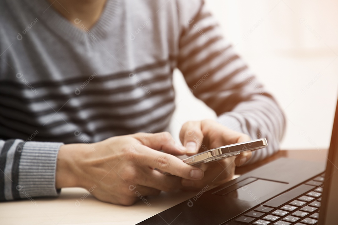 Empresário está com as mãos usando um notebook de computador para pesquisar informações e site