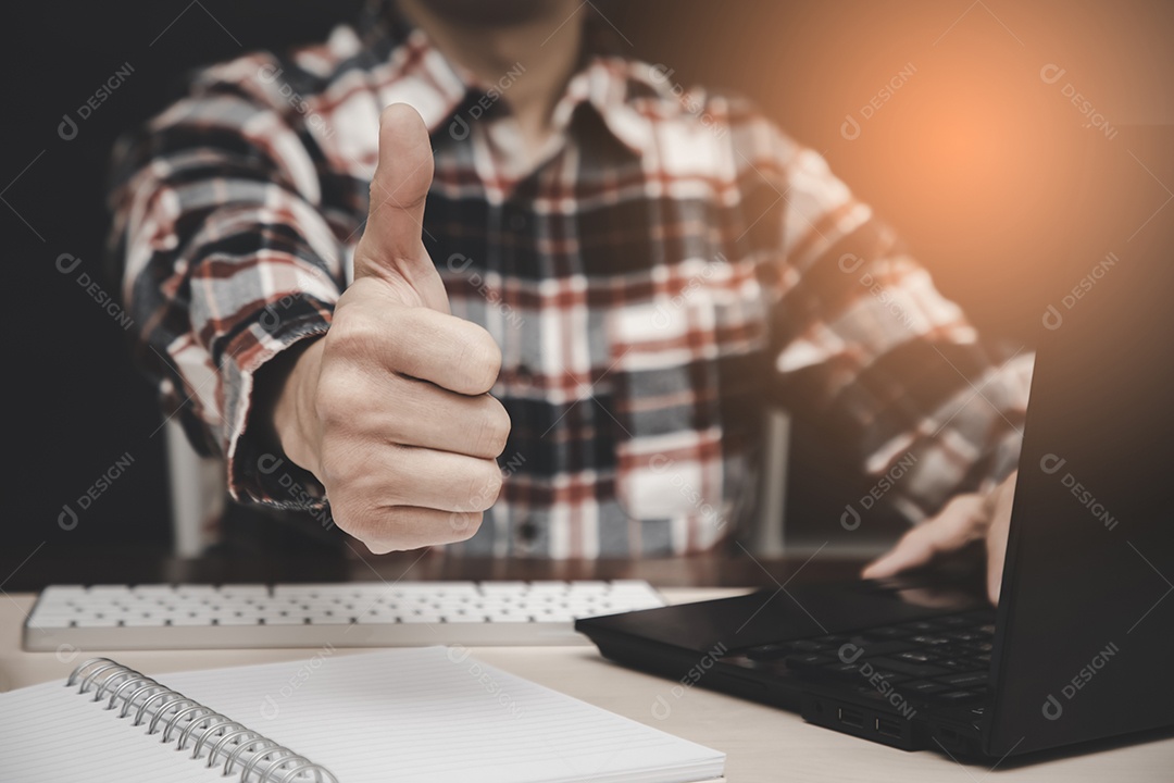 Empresário está com as mãos usando um notebook de computador para pesquisar informações e site