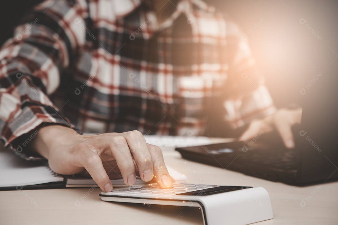 Empresário está com as mãos usando um notebook de computador para pesquisar informações e site