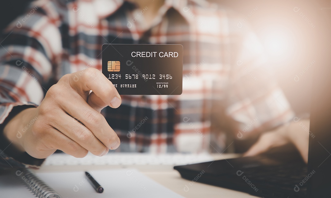 Empresário segurando cartão de crédito e usando laptop gerado pela IA