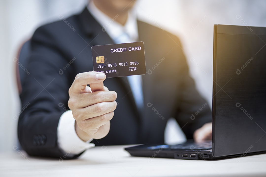 Empresário segurando cartão de crédito e usando laptop gerado pela IA