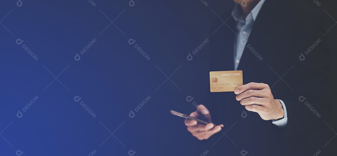 Empresário segurando cartão de crédito e usando smartphone gerado pela IA