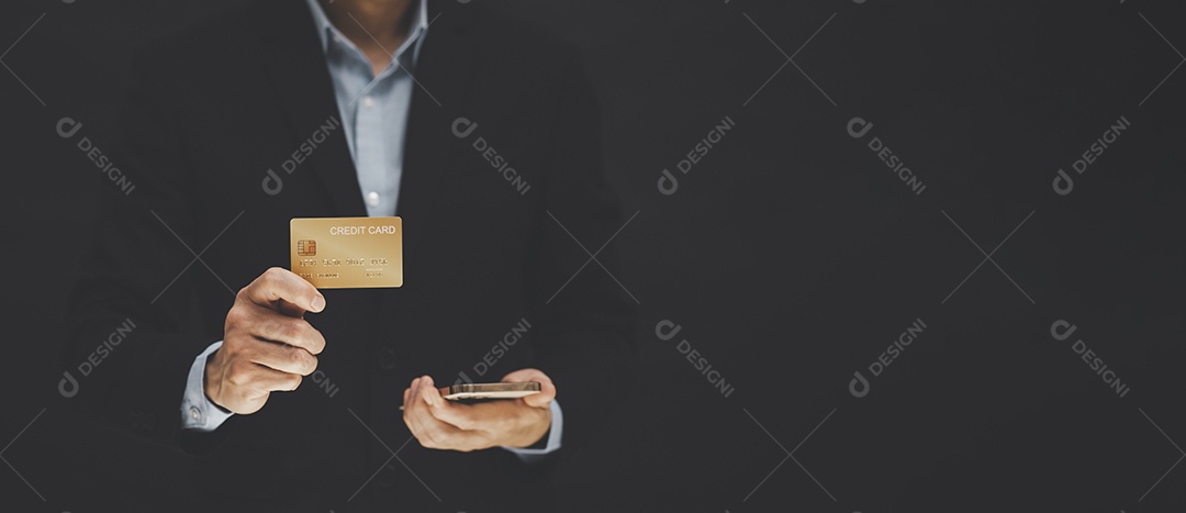 Empresário segurando cartão de crédito e usando smartphone gerado pela IA