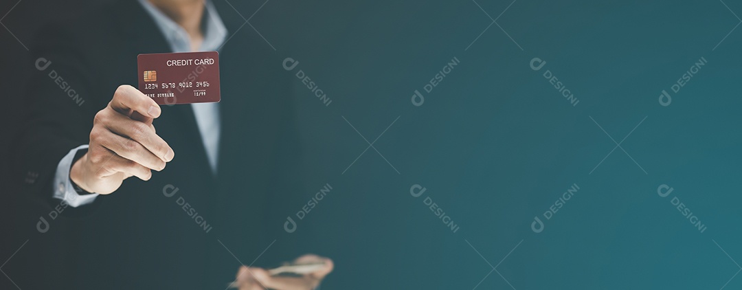 Empresário segurando cartão de crédito e usando smartphone gerado pela IA