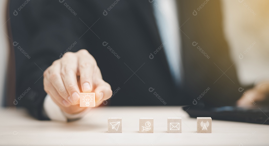 Empresário tocando Inteligência Artificial IA em dados em fundo escuro