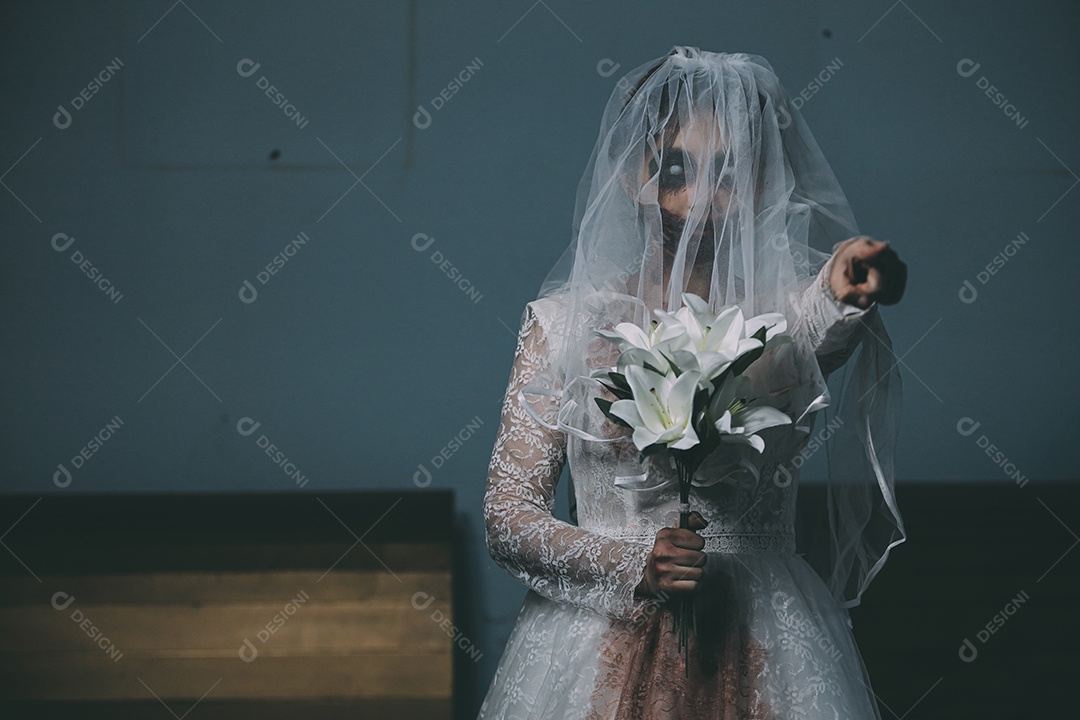 O retrato da mulher asiática compõe a morte da noiva fantasma e o sangue, o horror é a cena de terror assustador da escuridão para o fundo, conceito do festival de Halloween.