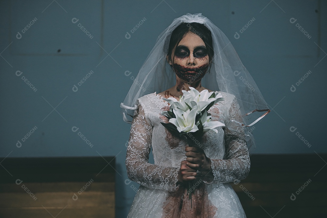 O retrato da mulher asiática compõe a morte da noiva fantasma e o sangue, o horror é a cena de terror assustador da escuridão para o fundo, conceito do festival de Halloween.