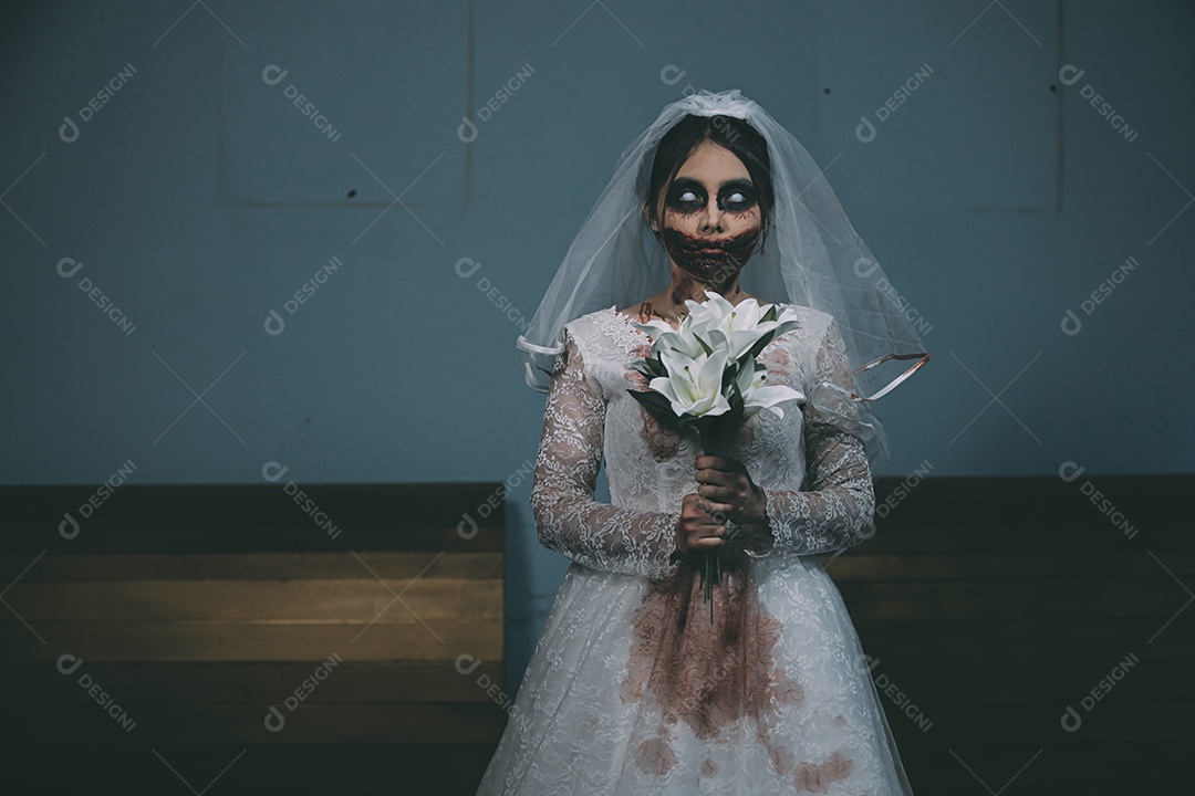 O retrato da mulher asiática compõe a morte da noiva fantasma e o sangue, o horror é a cena de terror assustador da escuridão para o fundo, conceito do festival de Halloween.