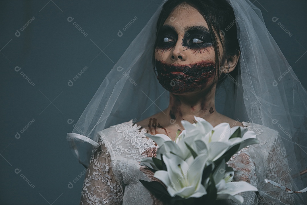 O retrato da mulher asiática compõe a morte da noiva fantasma e o sangue, o horror é a cena de terror assustador da escuridão para o fundo, conceito do festival de Halloween.