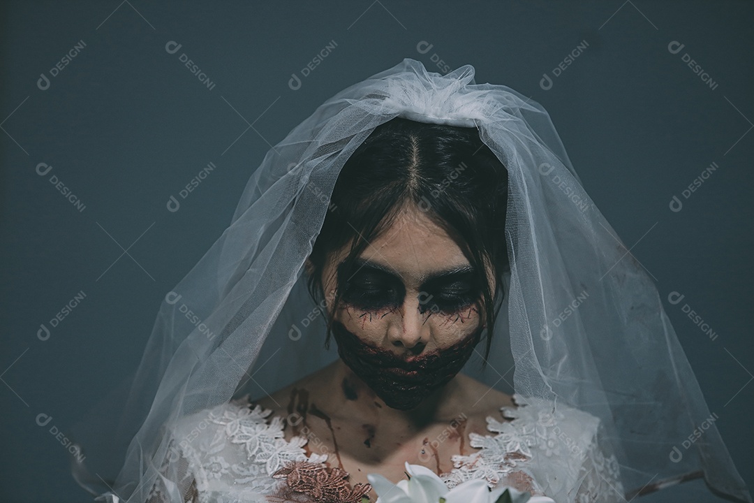 O retrato da mulher asiática compõe a morte da noiva fantasma e o sangue, o horror é a cena de terror assustador da escuridão para o fundo, conceito do festival de Halloween.
