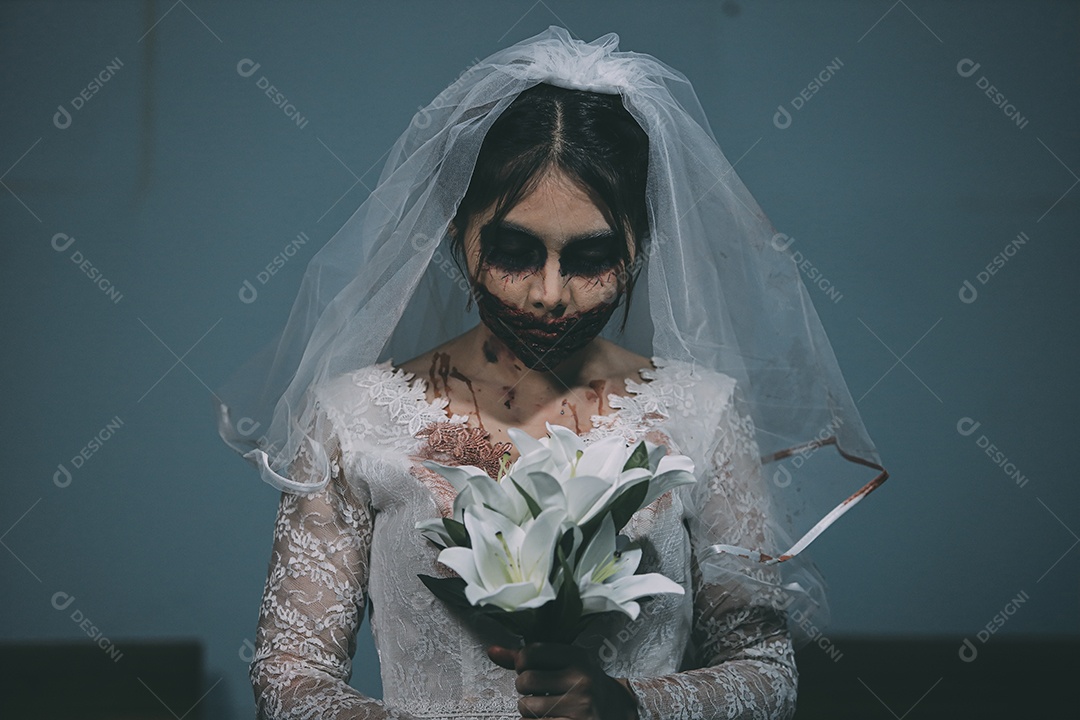O retrato da mulher asiática compõe a morte da noiva fantasma e o sangue, o horror é a cena de terror assustador da escuridão para o fundo, conceito do festival de Halloween.