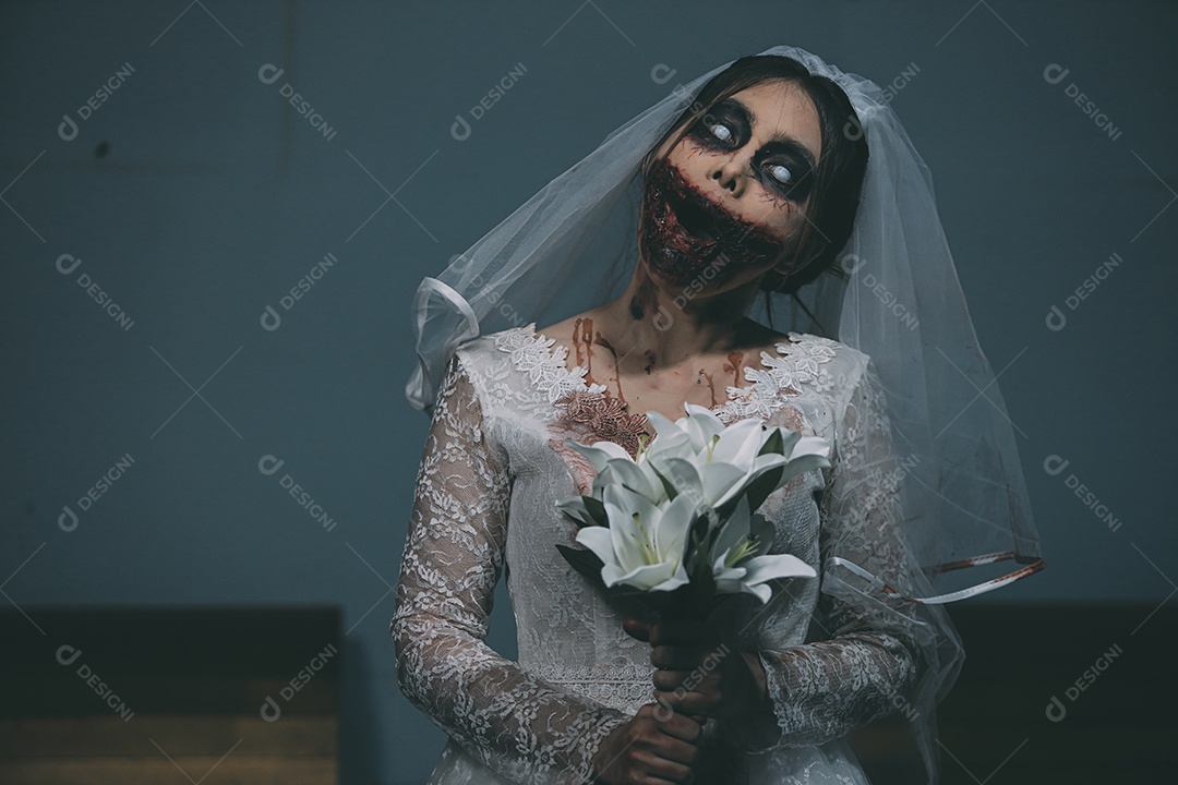 O retrato da mulher asiática compõe a morte da noiva fantasma e o sangue, o horror é a cena de terror assustador da escuridão para o fundo, conceito do festival de Halloween.