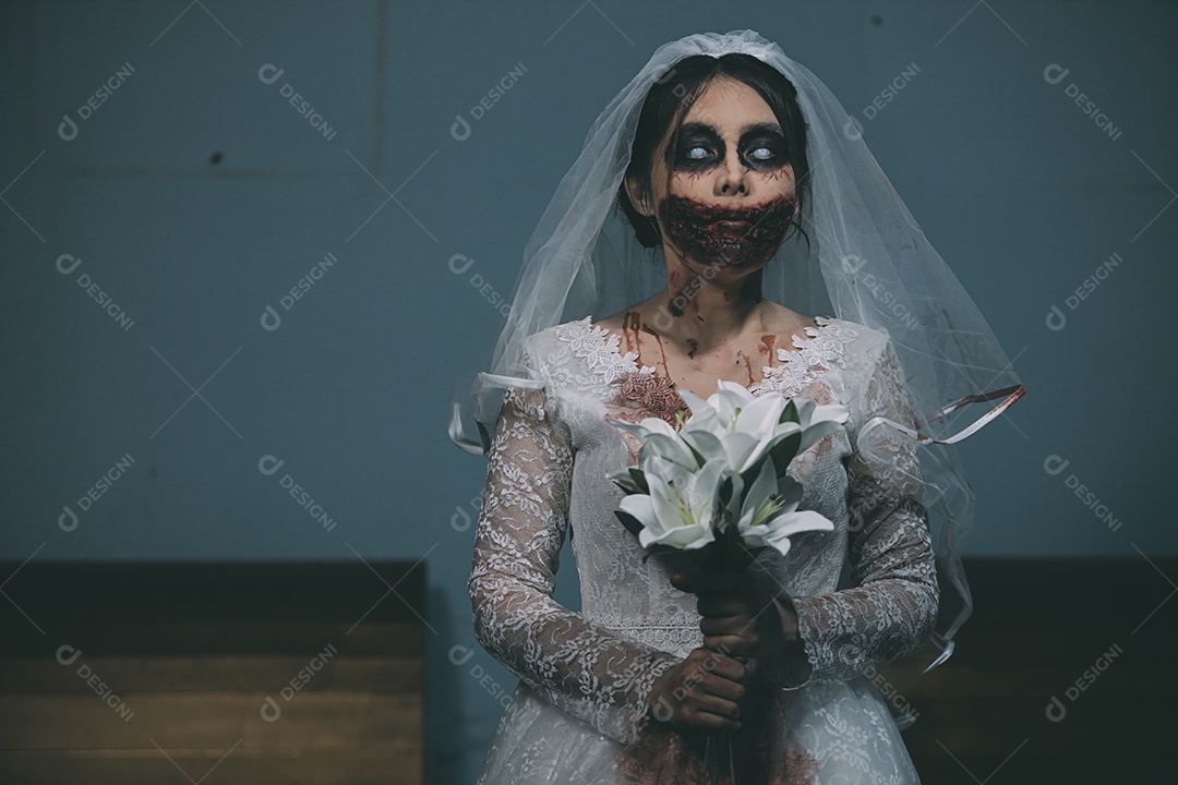 O retrato da mulher asiática compõe a morte da noiva fantasma e o sangue, o horror é a cena de terror assustador da escuridão para o fundo, conceito do festival de Halloween.