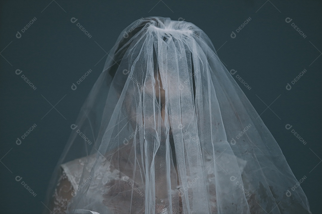 O retrato da mulher asiática compõe a morte da noiva fantasma e o sangue, o horror é a cena de terror assustador da escuridão para o fundo, conceito do festival de Halloween.